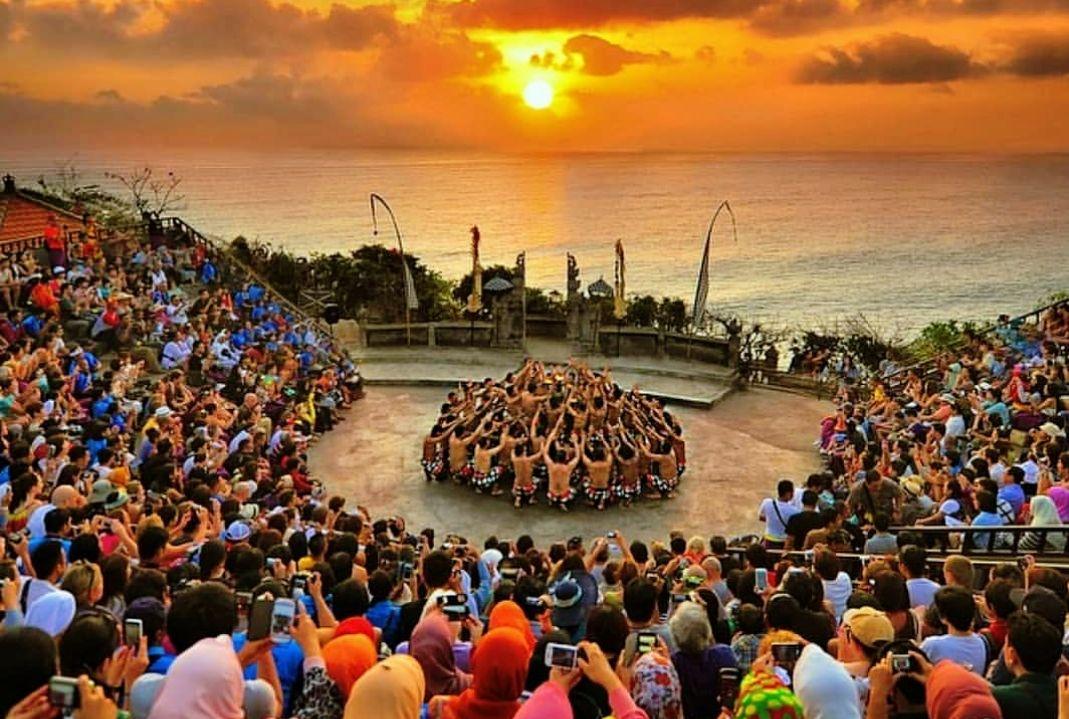 Pura Uluwatu Pemandangan Diatas Tebing Karang